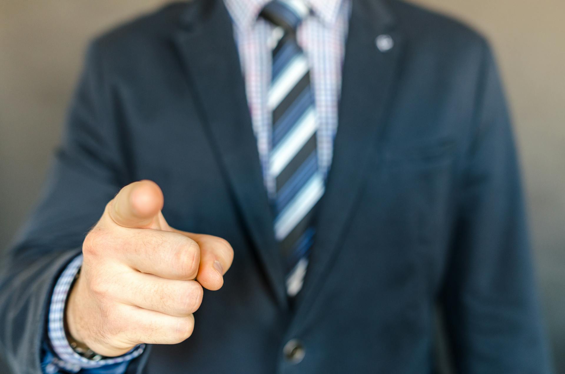 Man in suit pointing his finger | Source: Pexels