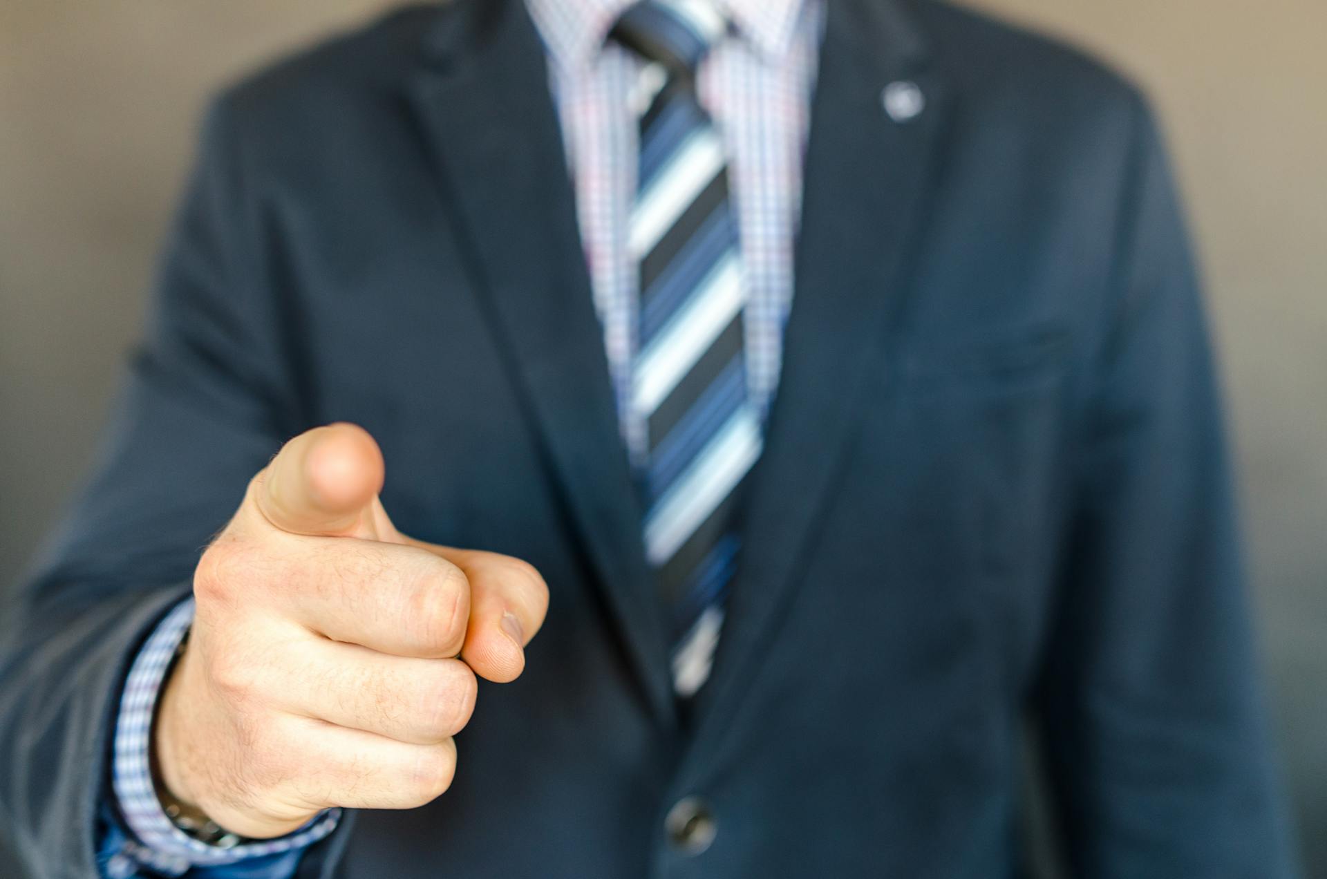 A man in suit pointing a finger | Source: Pexels