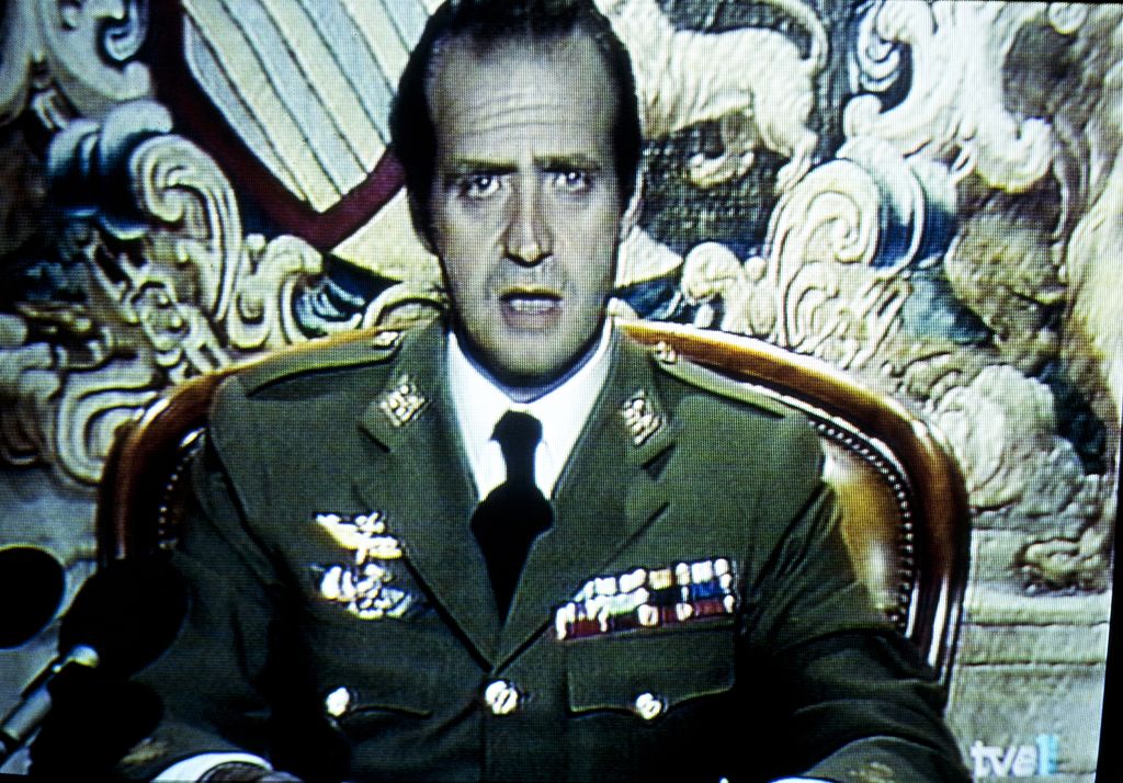 El rey Juan Carlos de España enviando un mensaje para condenar el intento de golpe de Estado en Madrid, España, el 23 de febrero de 1981. | Foto: Getty Images