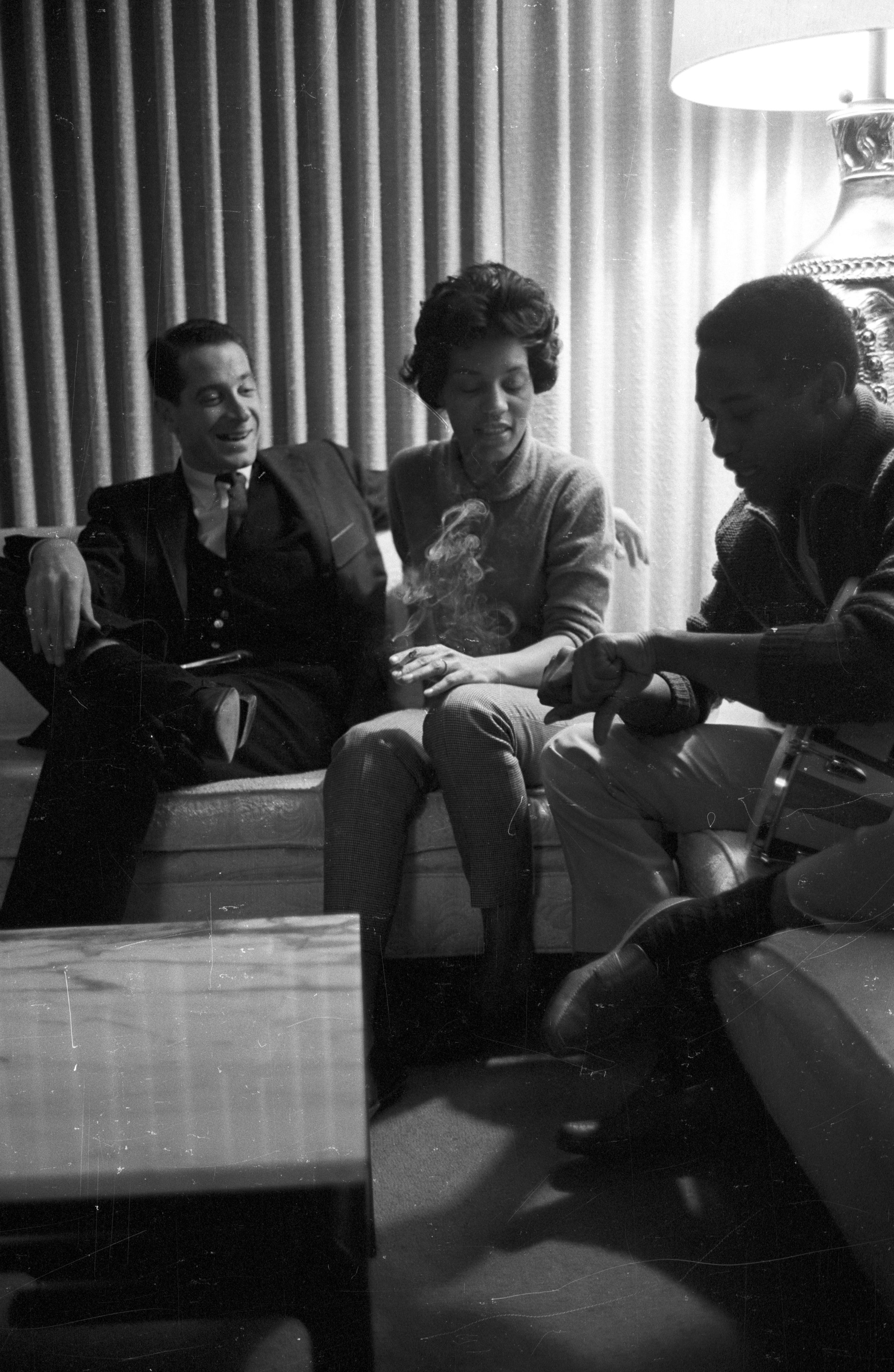 Sam Cooke (right), his wife Barbara Cooke and a man (perhaps their lawyer Walter Hurst) on November 30, 1960 in Los Angeles, California. | Source: Getty Images