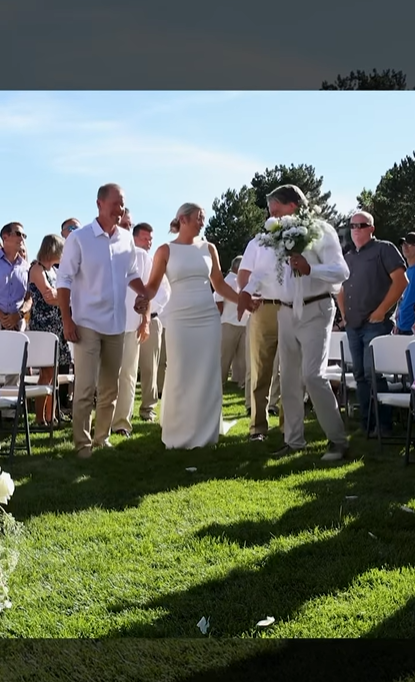 Ivy Jacobsen mit den Männern, die sie an ihrem Hochzeitstag zum Altar begleiteten | Quelle: Instagram/srofficerivy