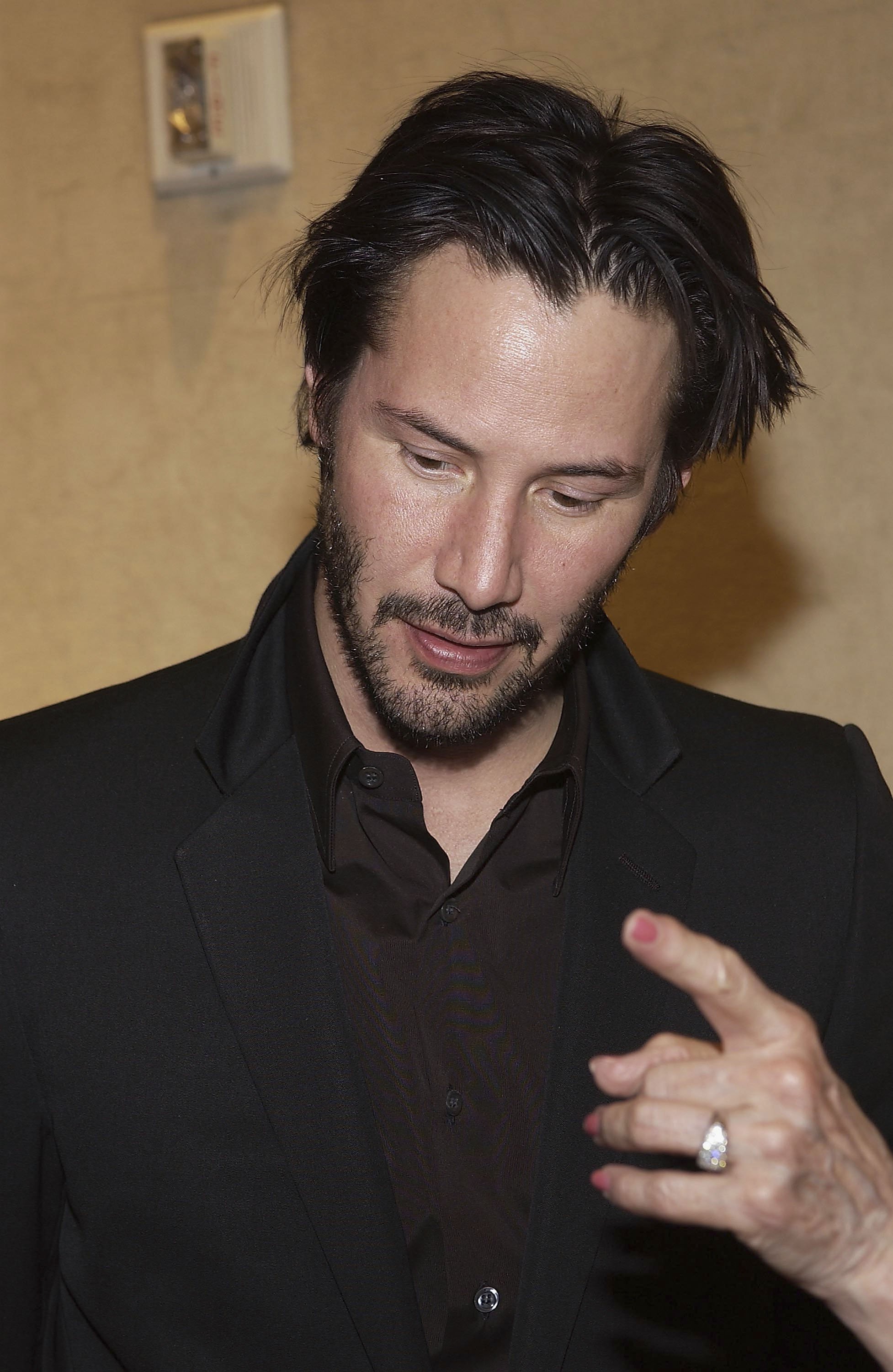 Keanu Reeves attends the Art For The Heart 2004 fundraiser at Christies on November 4, 2004 in Beverly Hills, California ┃Source: Getty Images