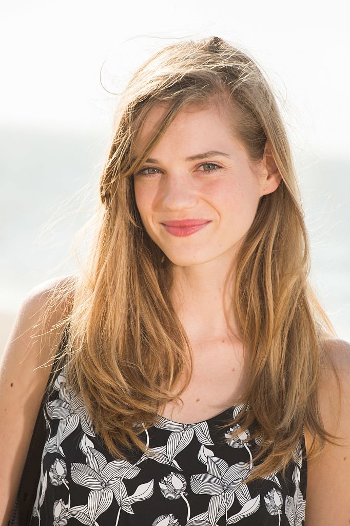 L'actrice Noémie Schmidt assiste à un photocall lors du 30e Festival du Film de Cabourg le 11 juin 2016 à Cabourg, France. | Photo : Getty Images. L'actrice Noémie Schmidt assiste à un photocall lors du 30e Festival du Film de Cabourg le 11 juin 2016 à Cabourg, France. | Photo : Getty Images.