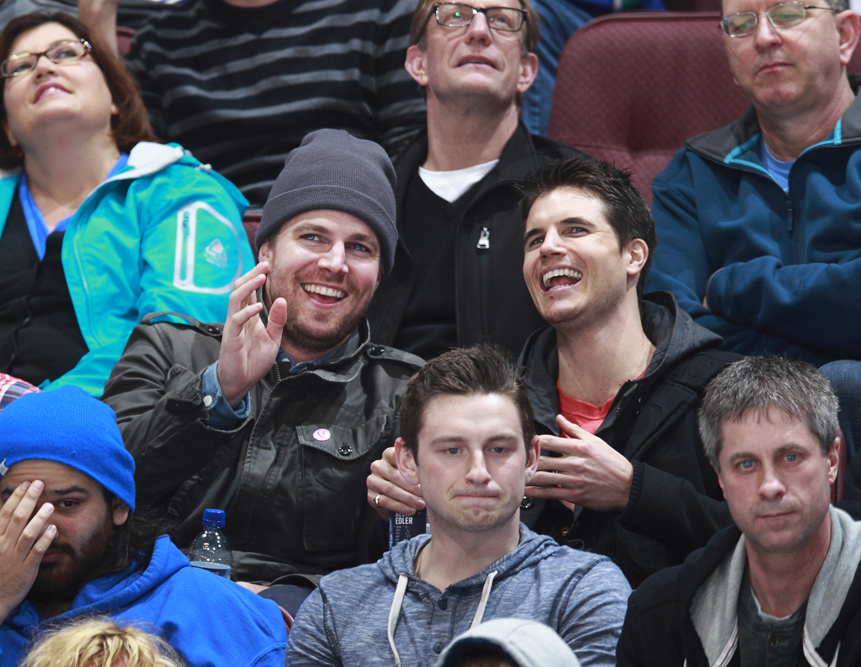 Stephen and Robbie Amell at the NHL game between the Vancouver Canucks and the Los Angeles Kings on April 5, 2014, in Vancouver, Canada. | Source: Getty Images