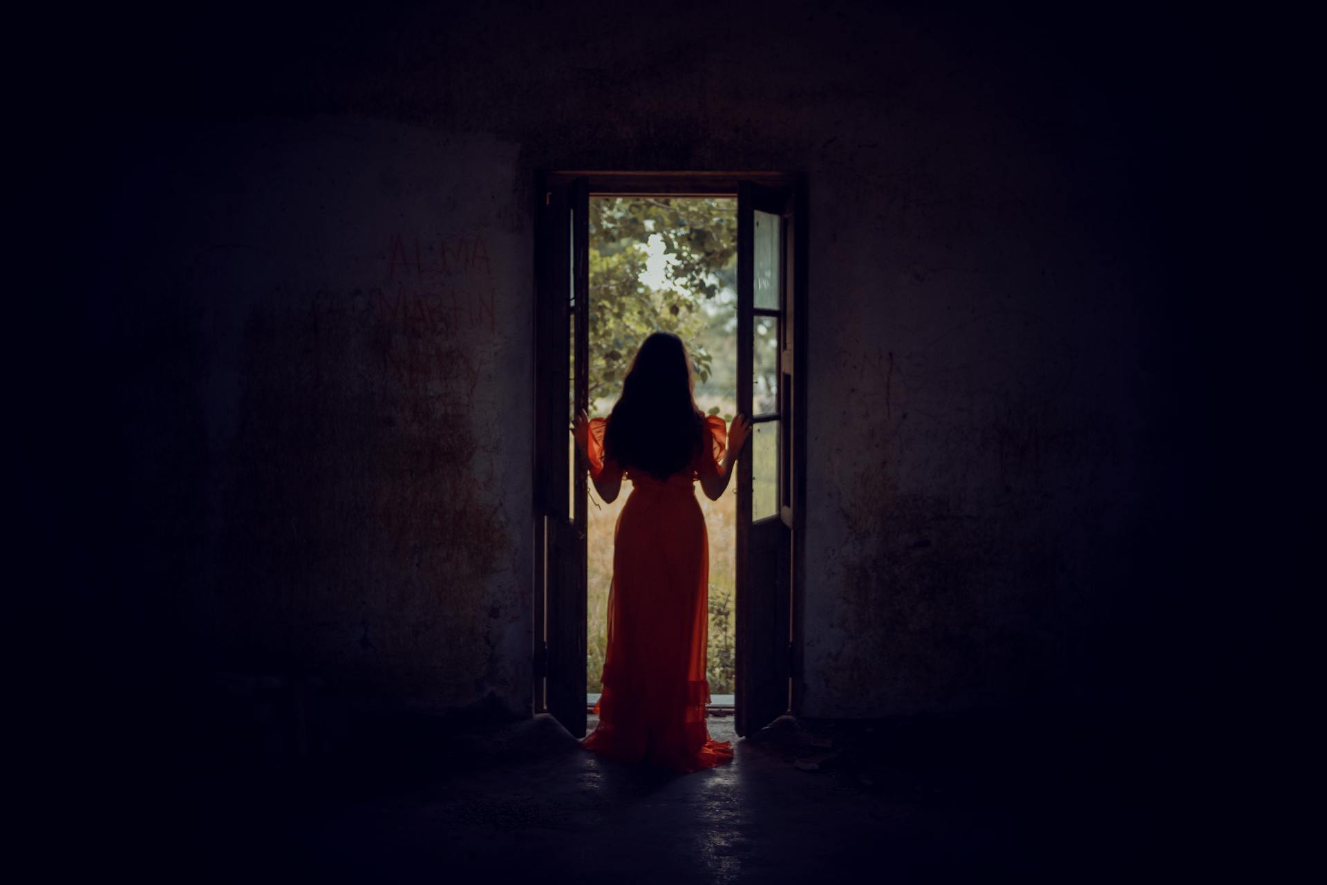 Woman standing in a doorway | Source: Pexels