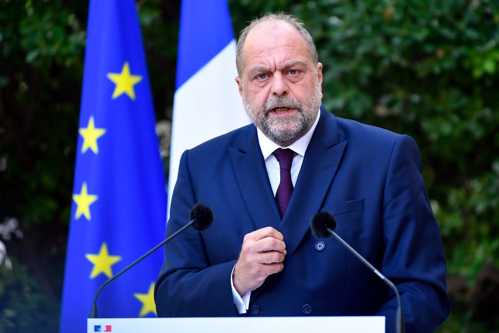 Eric Dupond Moretti répond aux journalistes lors d'une conférence de presse au ministère de la Justice le 21 septembre 2020. | Photo : Getty Images