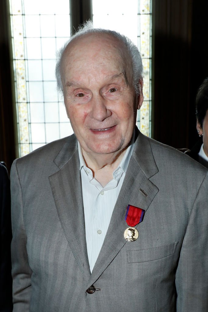 Michel Bouquet reçoit la Médaille d'or de la Renaissance française lors des "Jeudis parisiens de la Renaissance française". Tenue à la "Fédération nationale André Maginot" le 27 juin 2019 à Paris, France. | Photo : Getty Images.