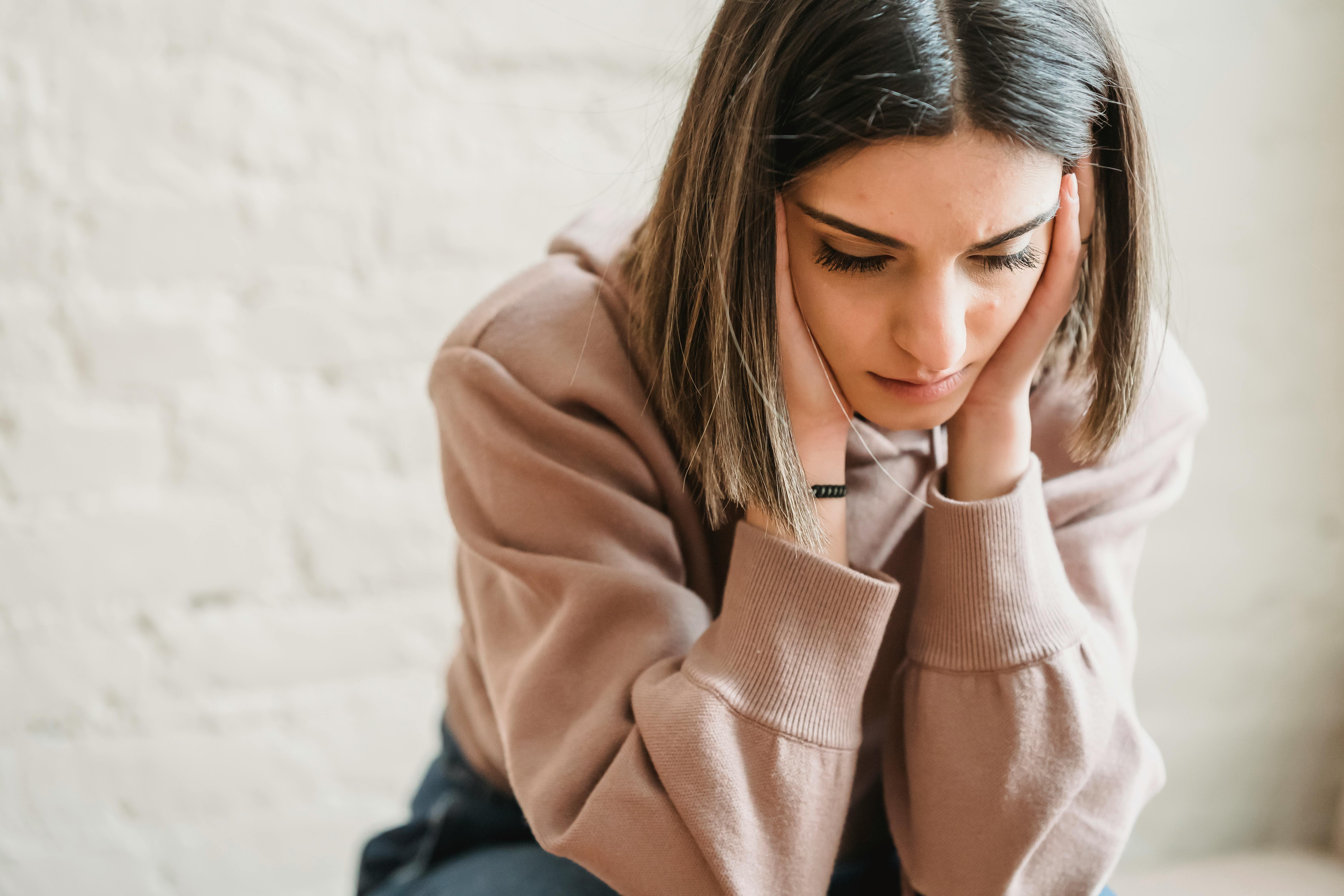 A sad woman sitting in a room | Source: Pexels