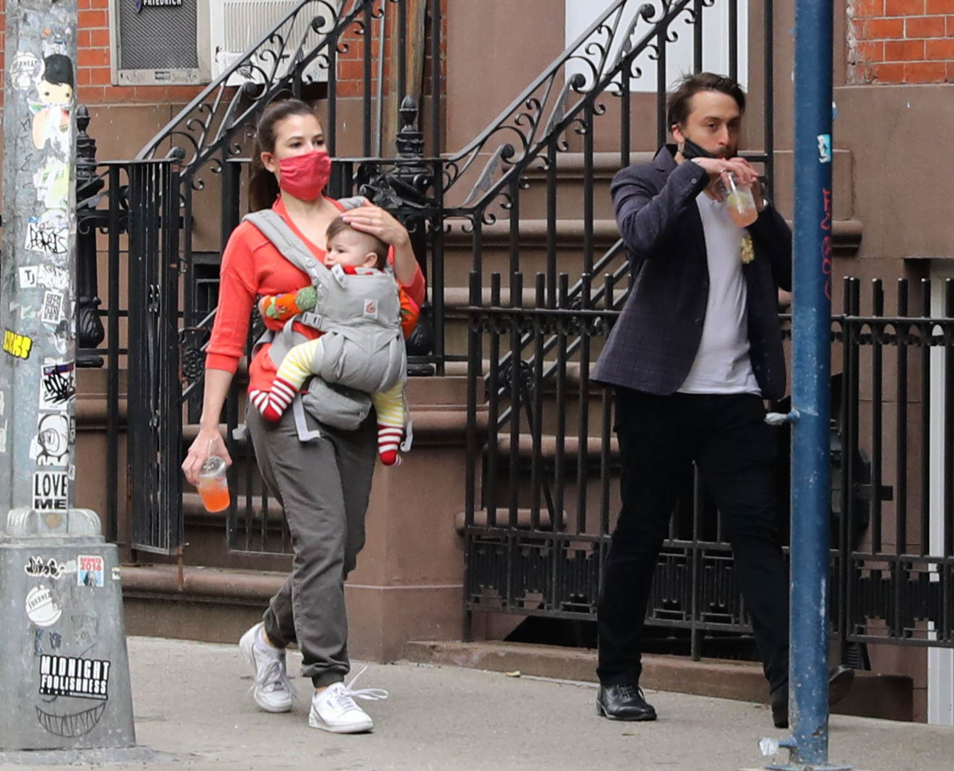 Kieran Culkin and his wife Jazz Charton seen with their daughter on May 24, 2020 in New York City | Source: Getty Images