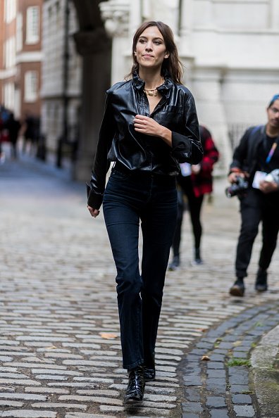 Alexa Chung devant Simone Rocha pendant la Semaine de la mode de Londres. |Photo : Getty Images. Alexa Chung devant Simone Rocha pendant la Semaine de la mode de Londres. |Photo : Getty Images.