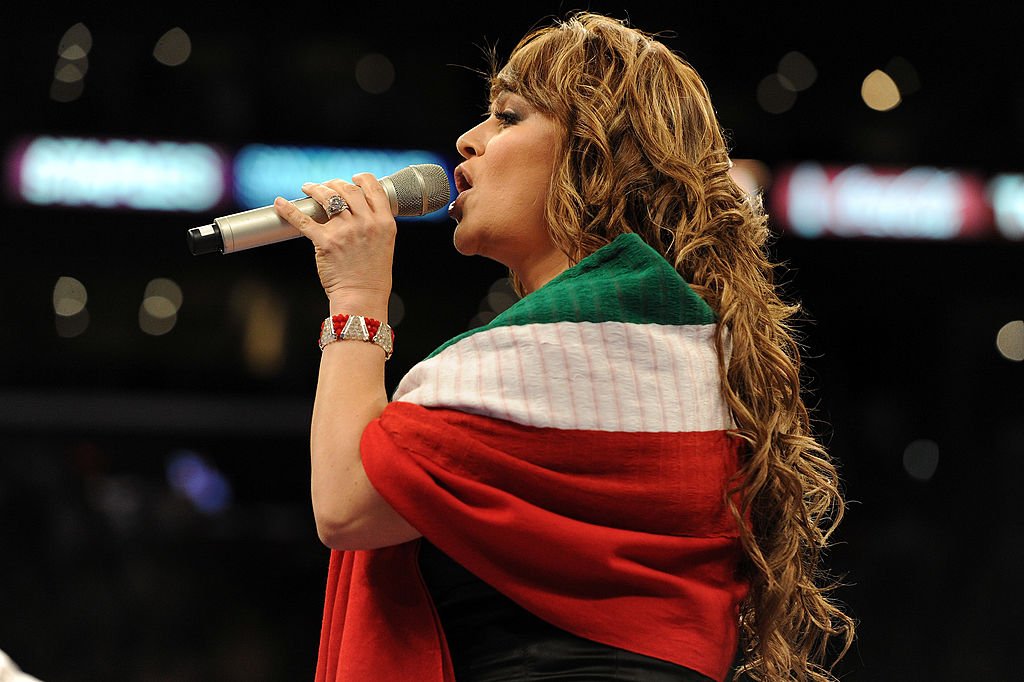 Jenny Rivera cantando el himno nacional mexicano.| Fuente: Getty Images Jenny Rivera cantando el himno nacional mexicano.| Fuente: Getty Images