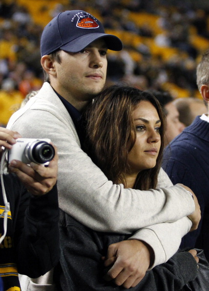Ashton Kutcher and Mila Kunis look on from the sidelines before the game between the Chicago Bears and the Pittsburgh Steelers on September 22, 2013, at Heinz Field, in Pittsburgh, Pennsylvania. | Source: Getty Images