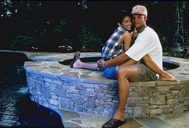 David Justice of the Atlanta Brave and his wife, actress Halle Berry at their home in 1994 in Atlanta, Georga. | Photo by Ronald C. Modra/Getty Images