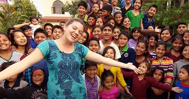 A happy Maggie Doyne pictured with her adopted children. | Source: youtube.com/CNN