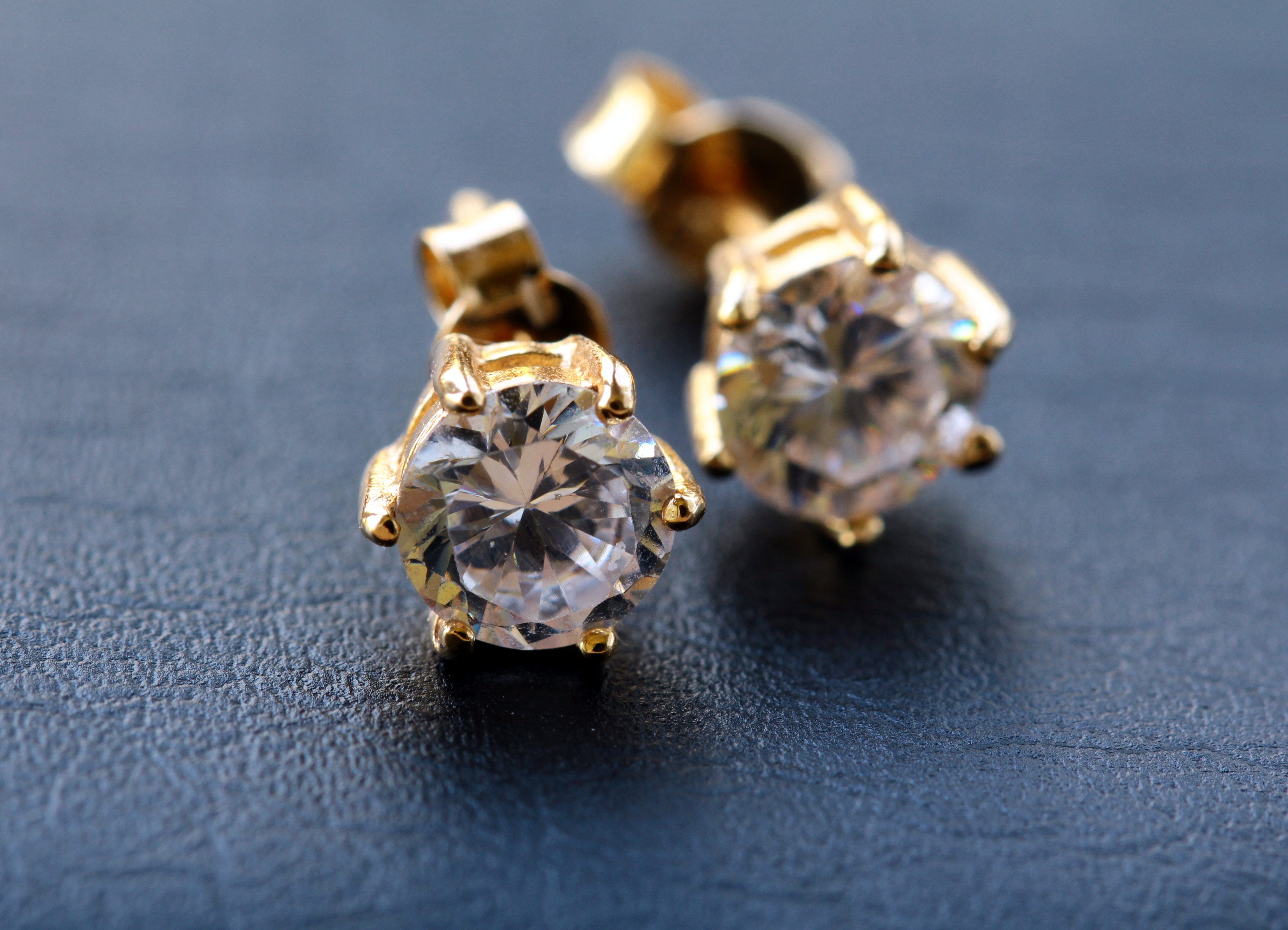 Zarcillos de oro y diamantes. | Foto: Shutterstock