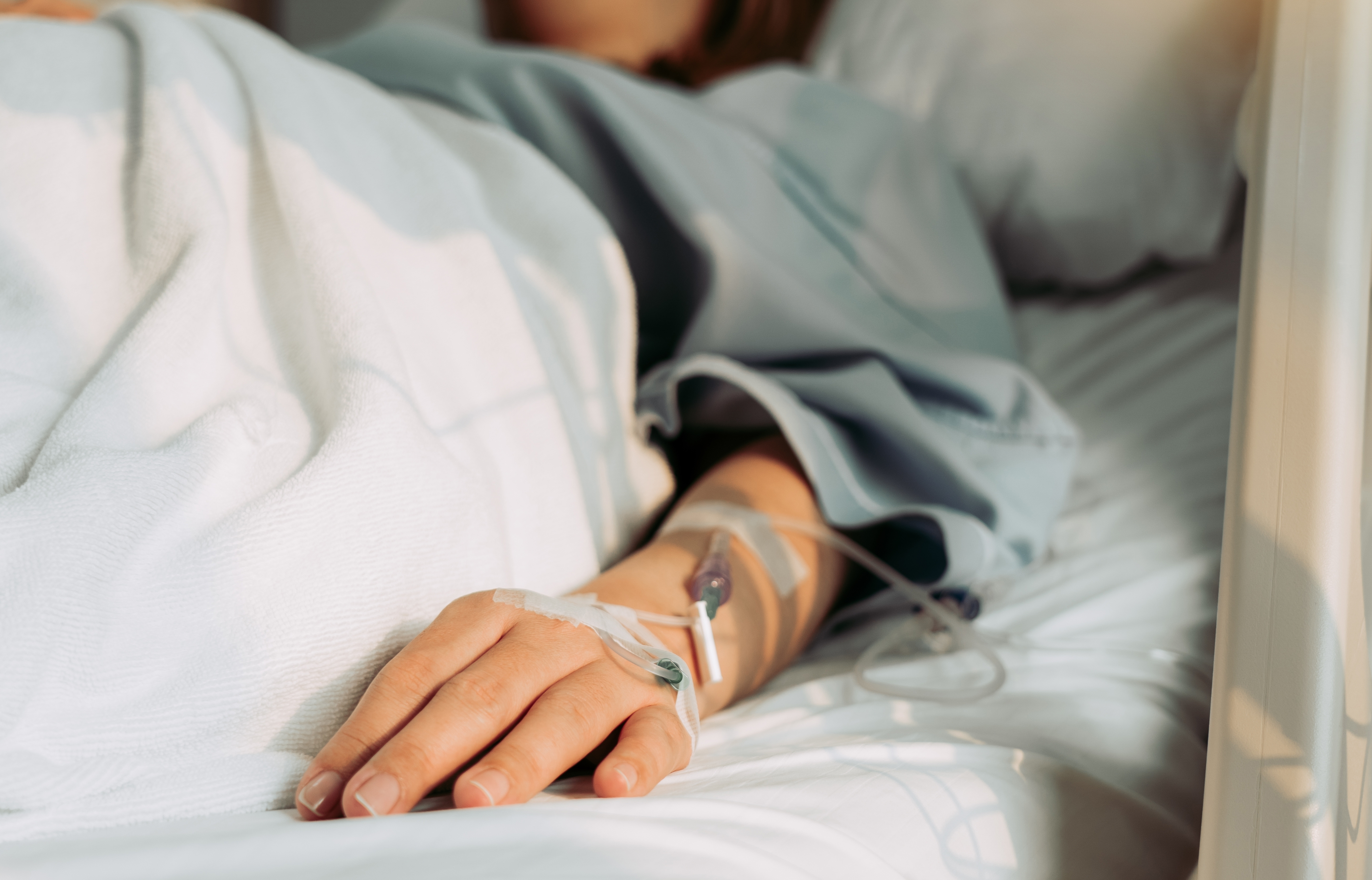 Woman lying sick in hospital. | Source: Shutterstock