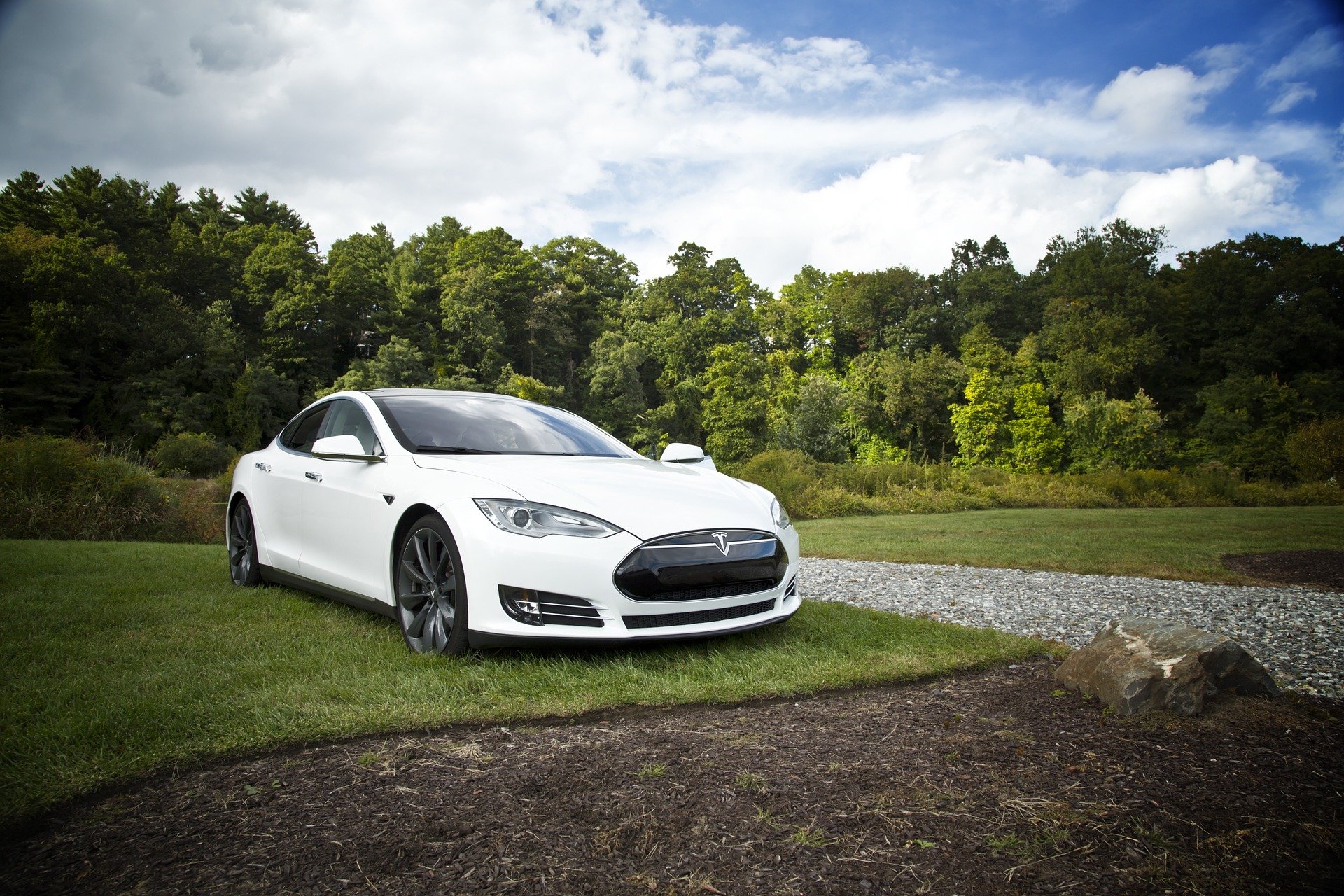 Pictured - A white electric Tesla car | Source: Pixabay