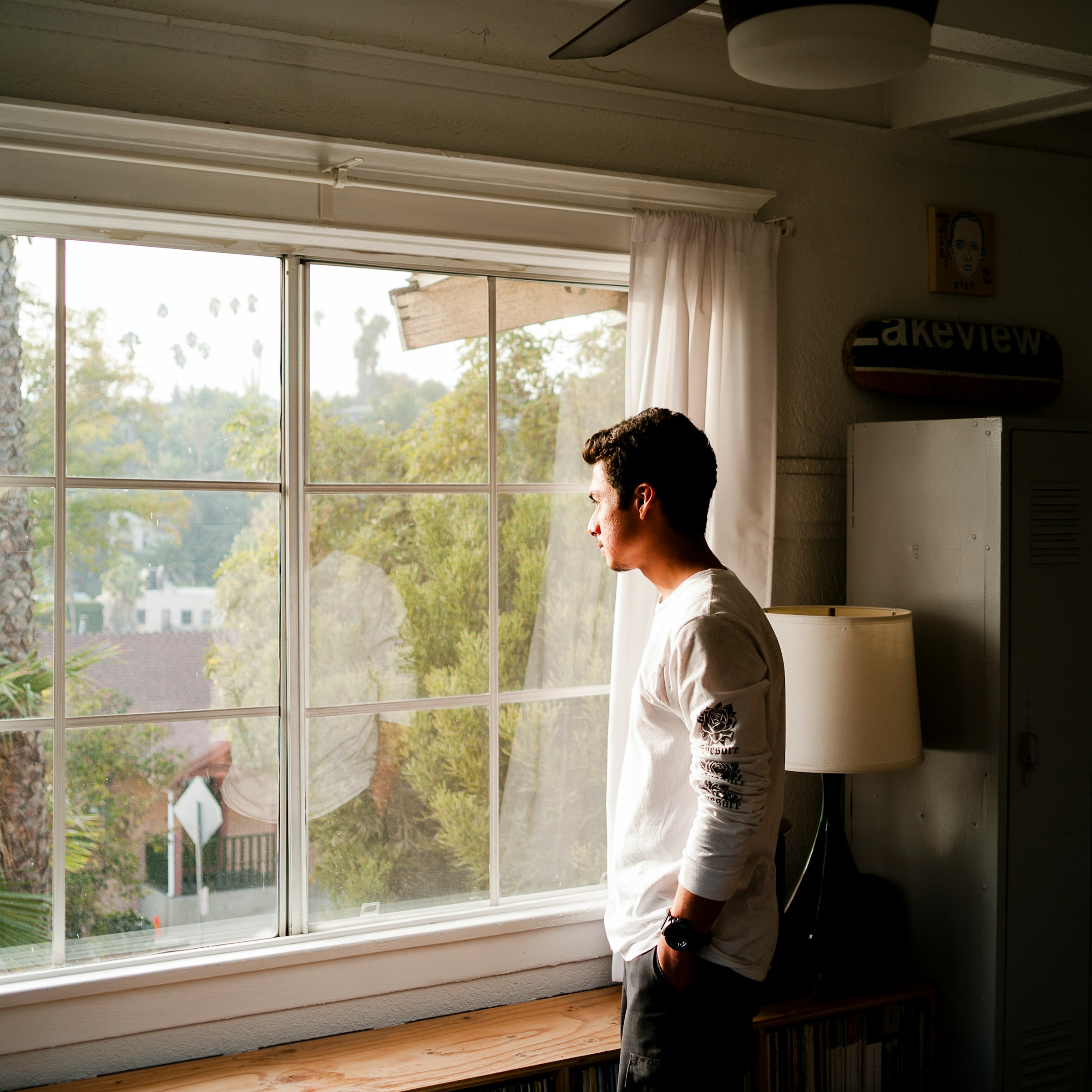 A man looking out the window | Source: Pexels