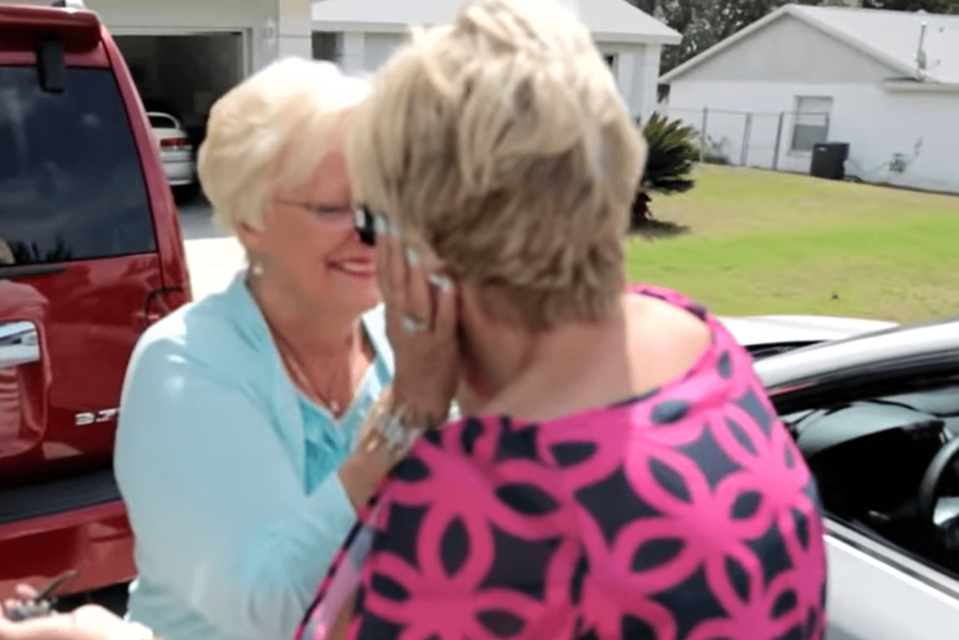Christine Shirley holding Teresa Stinson’s face in her hands and looking at her lovingly.┃Source: youtube.com/ABCNews