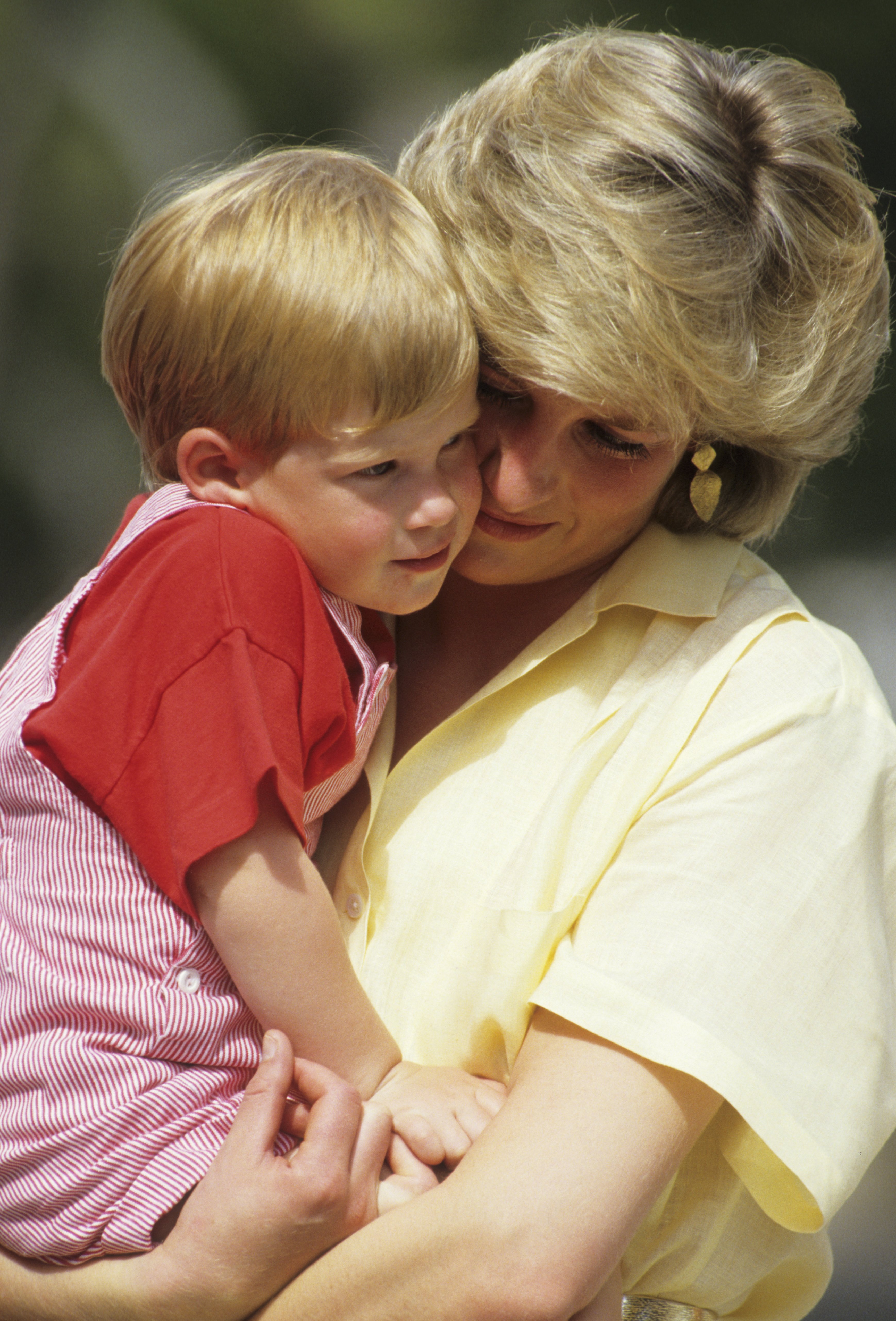 Diana, la princesse de Galles, tenant son fils le prince Harry pendant ses vacances à Majorque, Espagne en 1987 | Photo : Getty Images