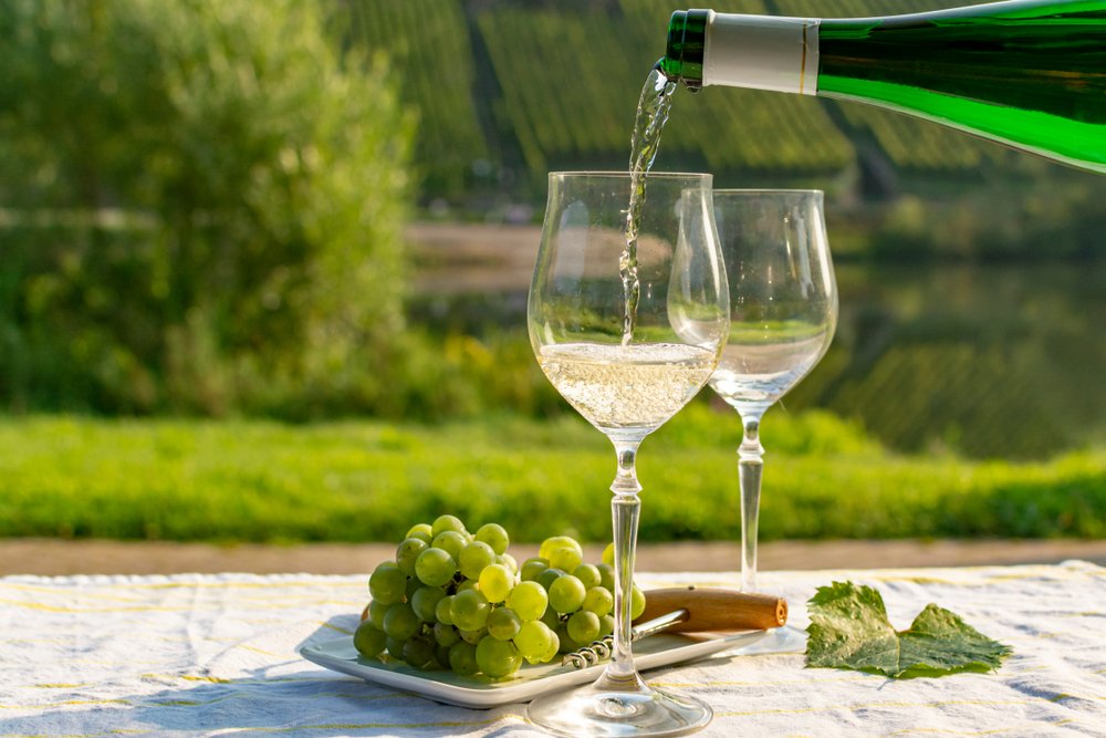 Two wine glasses of Riesling. | Photo: Shutterstock