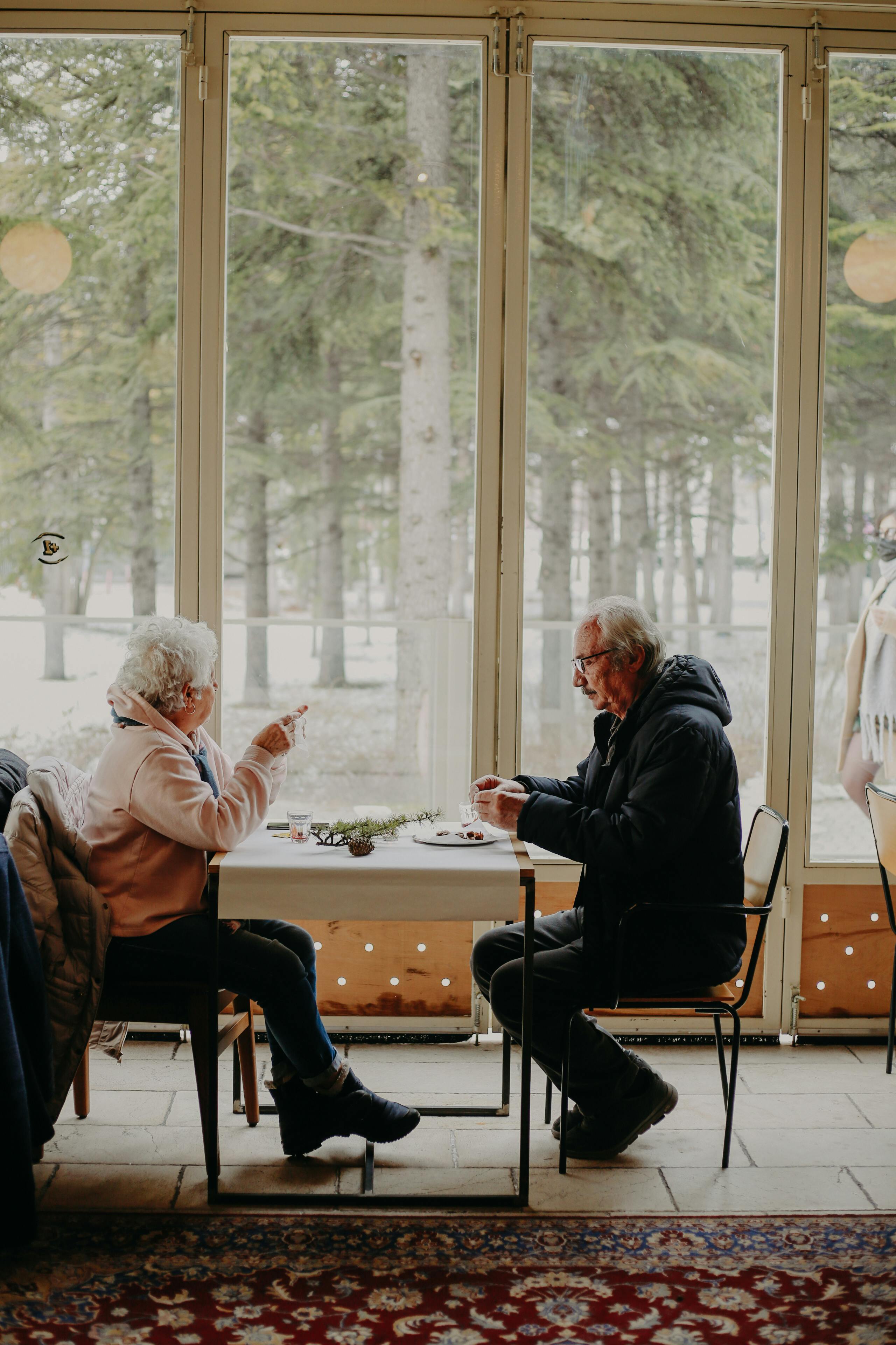Senior couple eating in a restaurant | Source: Pexels