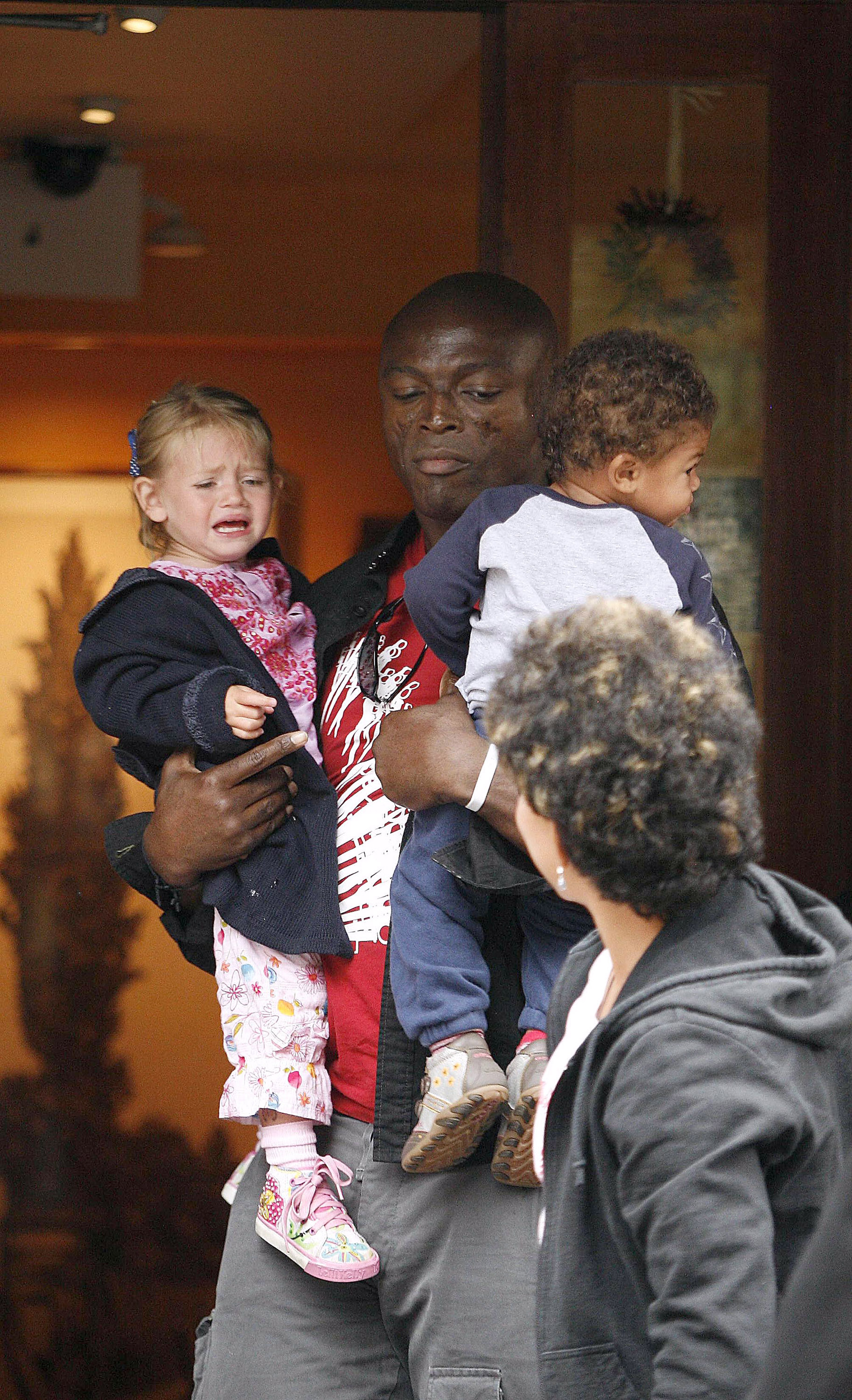 Seal spotted holding his children Henry Samuel and Leni Klum in New York City on August 6, 2006. | Source: Getty Images