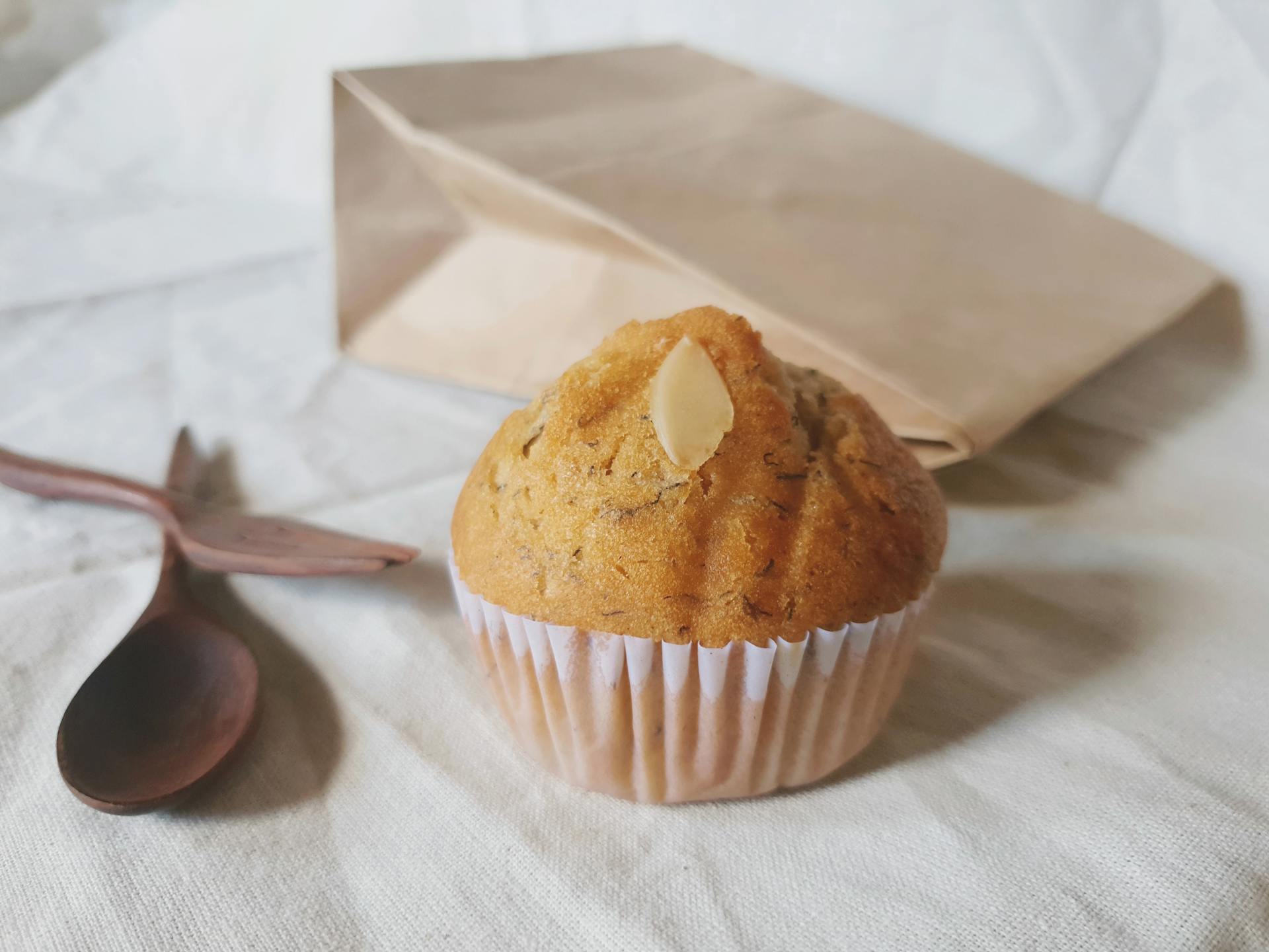 A muffin and a brown paper bag | Source: Pexels