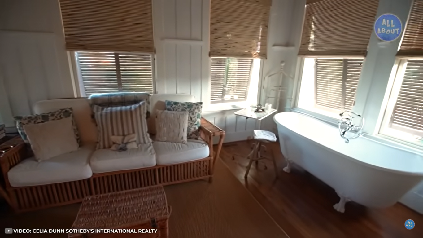Sandra Bullocks eigenes Badezimmer in ihrem Haus in Georgia | Quelle: YouTube/ALLABOUT