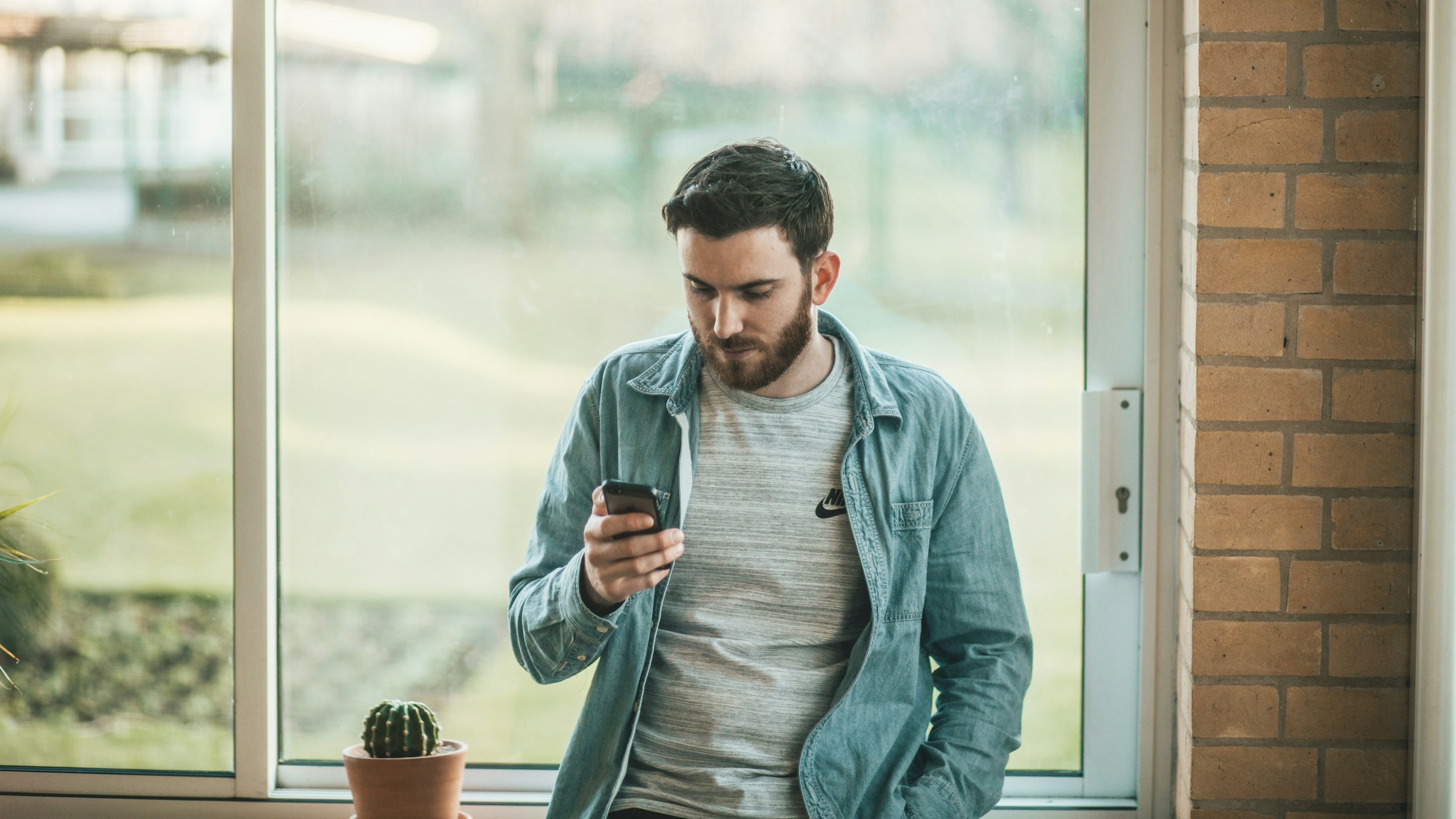 Un hombre usando su teléfono | Fuente: Unsplash