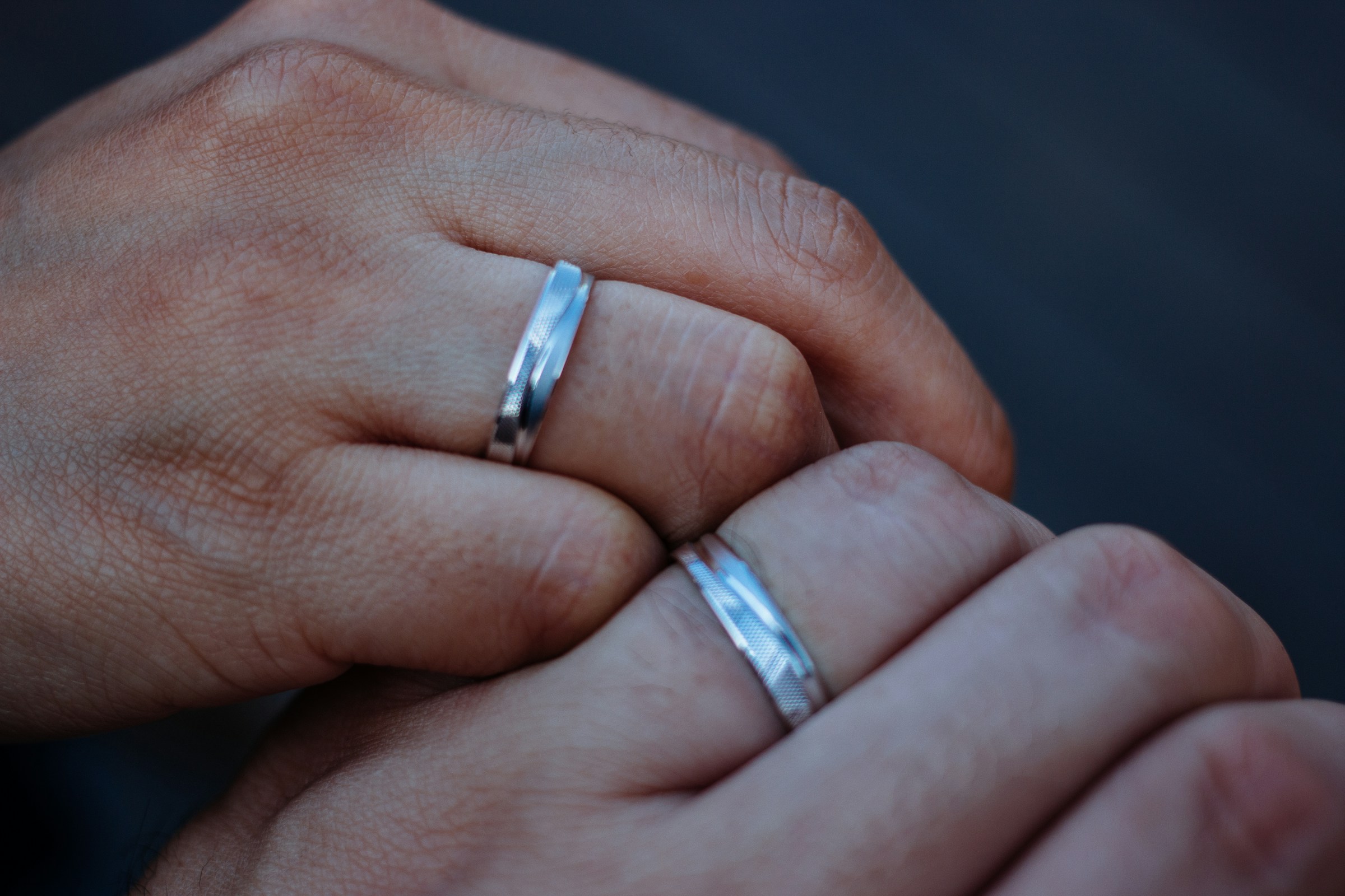 A couple showing off their wedding rings | Source: Unsplash