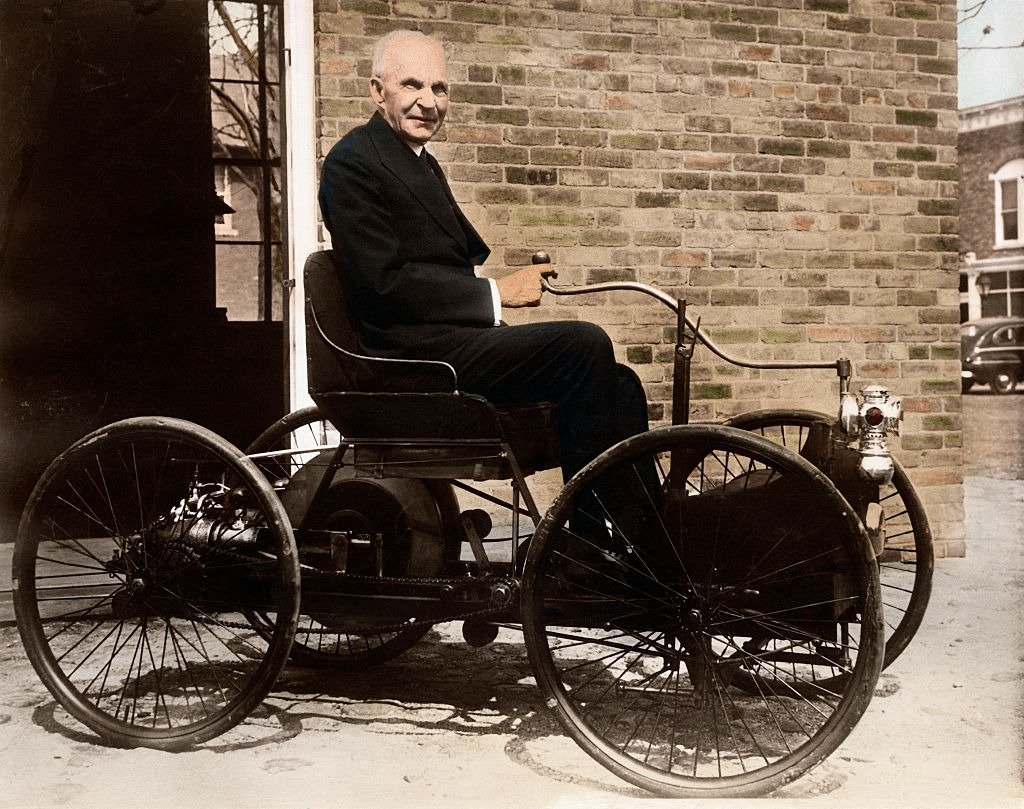 Henry Ford sits in his old pride and joy, the 1896 Quadricycle, outside his shop on Bagley Avenue in Dearborn, Michigan circa. 1946  | Photo: Getty Images