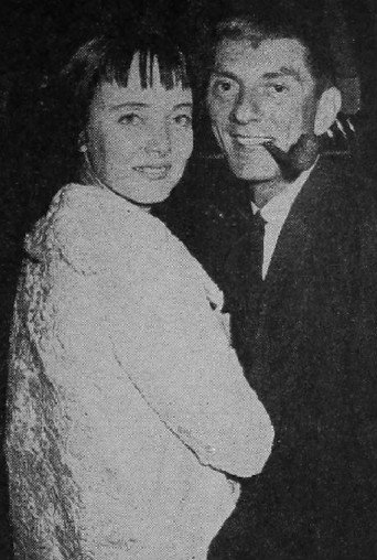 Carolyn Jones and Aaron Spelling in 1960. | Source: Wikimedia Commons.