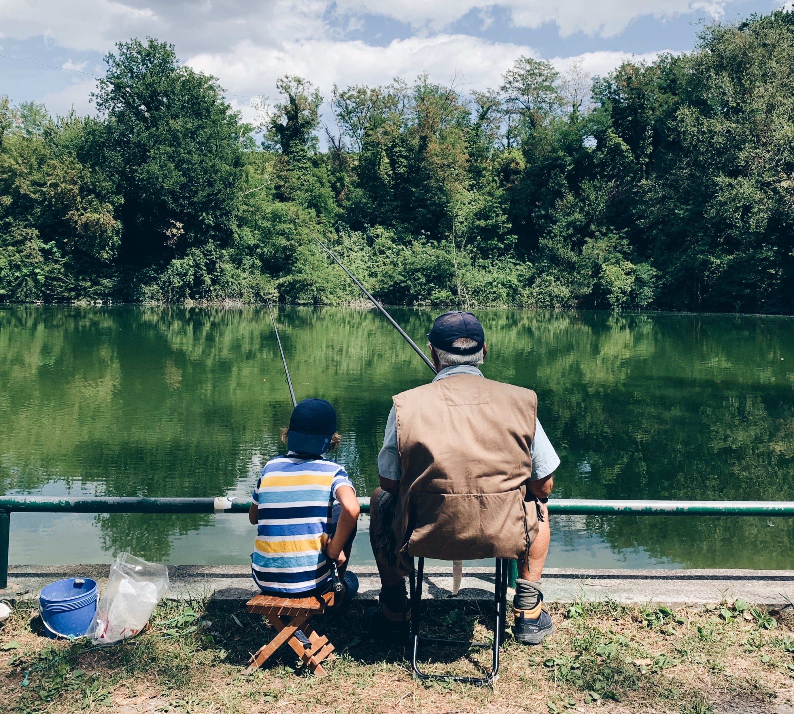 Un anciano y un niño pescando. | Foto: Unsplash