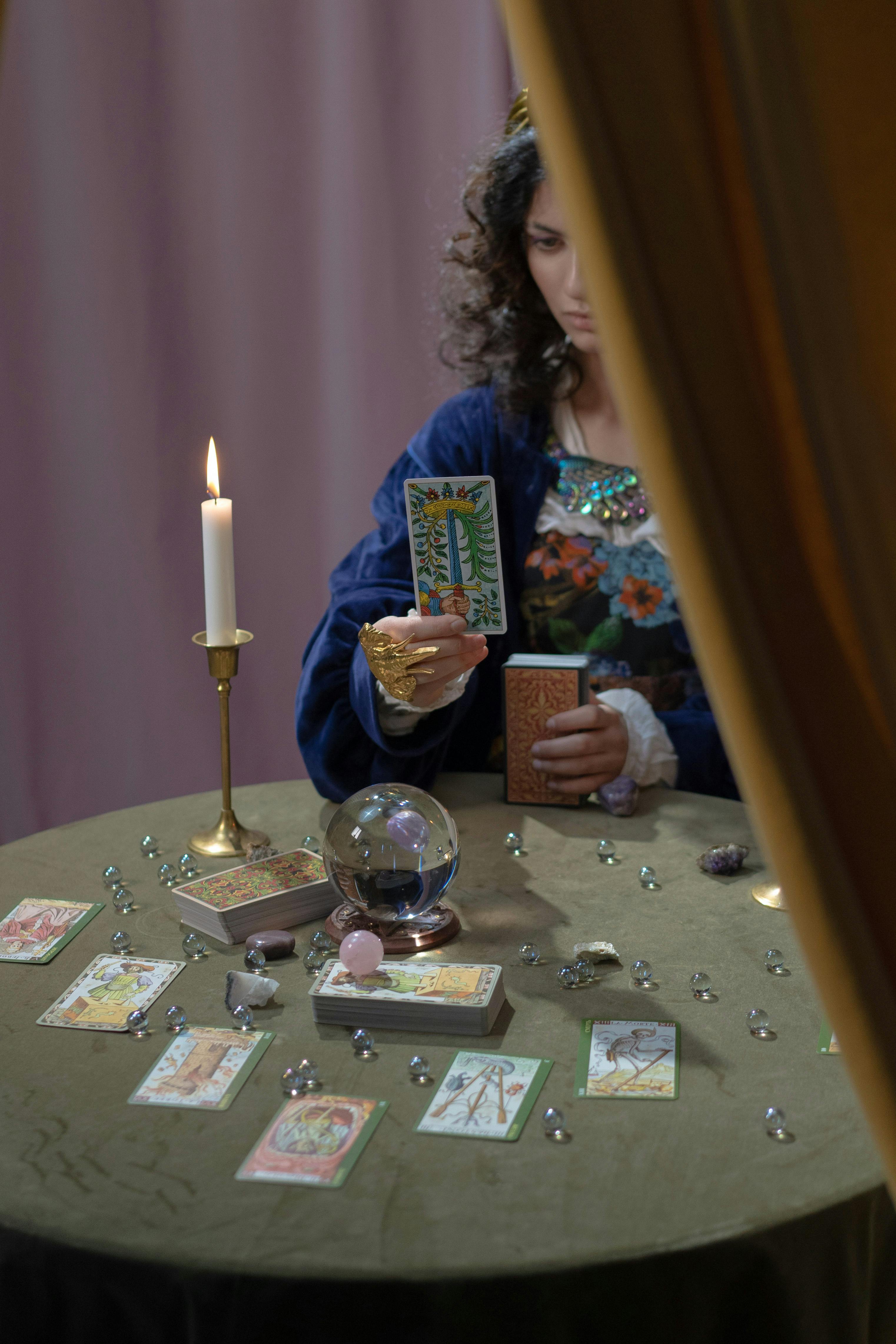 A fortune teller reading a tarot card | Source: Pexels