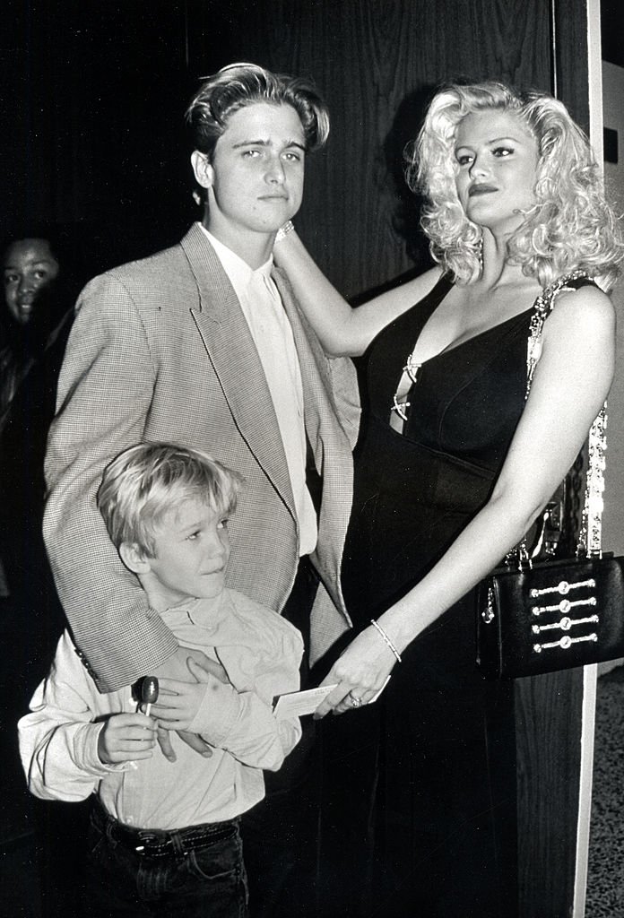 Anna Nicole Smith with her brother and her son Daniel | Photo: Getty Images