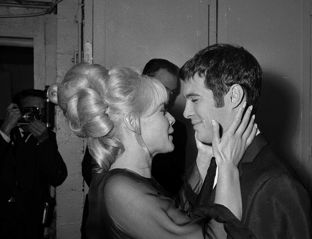 Sophie Daumier et l'acteur français Guy Bedos. | Photo : Getty Images