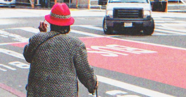 Mujer anciana cruza una calle. | Foto: Shutterstock