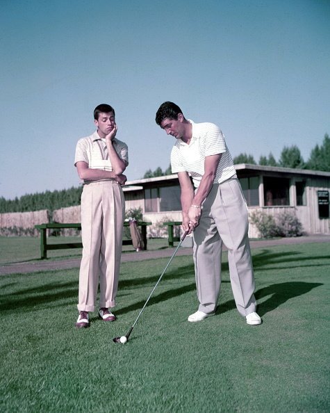 Dean Martin and Jerry Lewis on a golf course in USA, circa 1952. | Photo: Getty Images