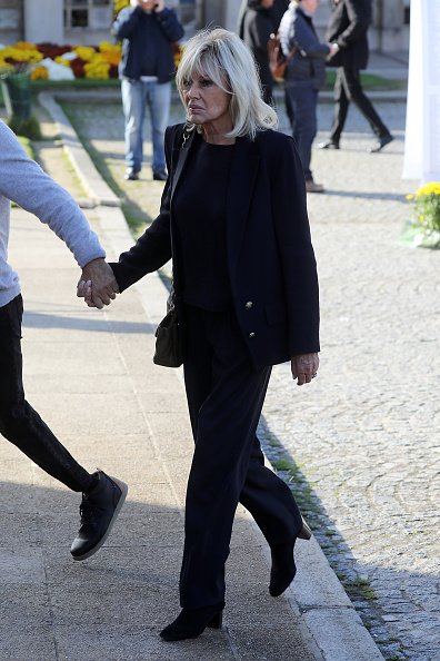 Maryse Gildas assiste aux funérailles de Philippe Gildas au Cimetierre du Pere Lachaise. | Photo : Getty Images. Maryse Gildas assiste aux funérailles de Philippe Gildas au Cimetierre du Pere Lachaise. | Photo : Getty Images.