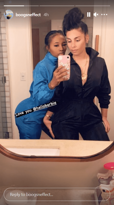 Usher's girlfriend, Jennifer Goicoechea, posing for a mirror selfie with a friend | Photo: Instagram.com/boogsneffect