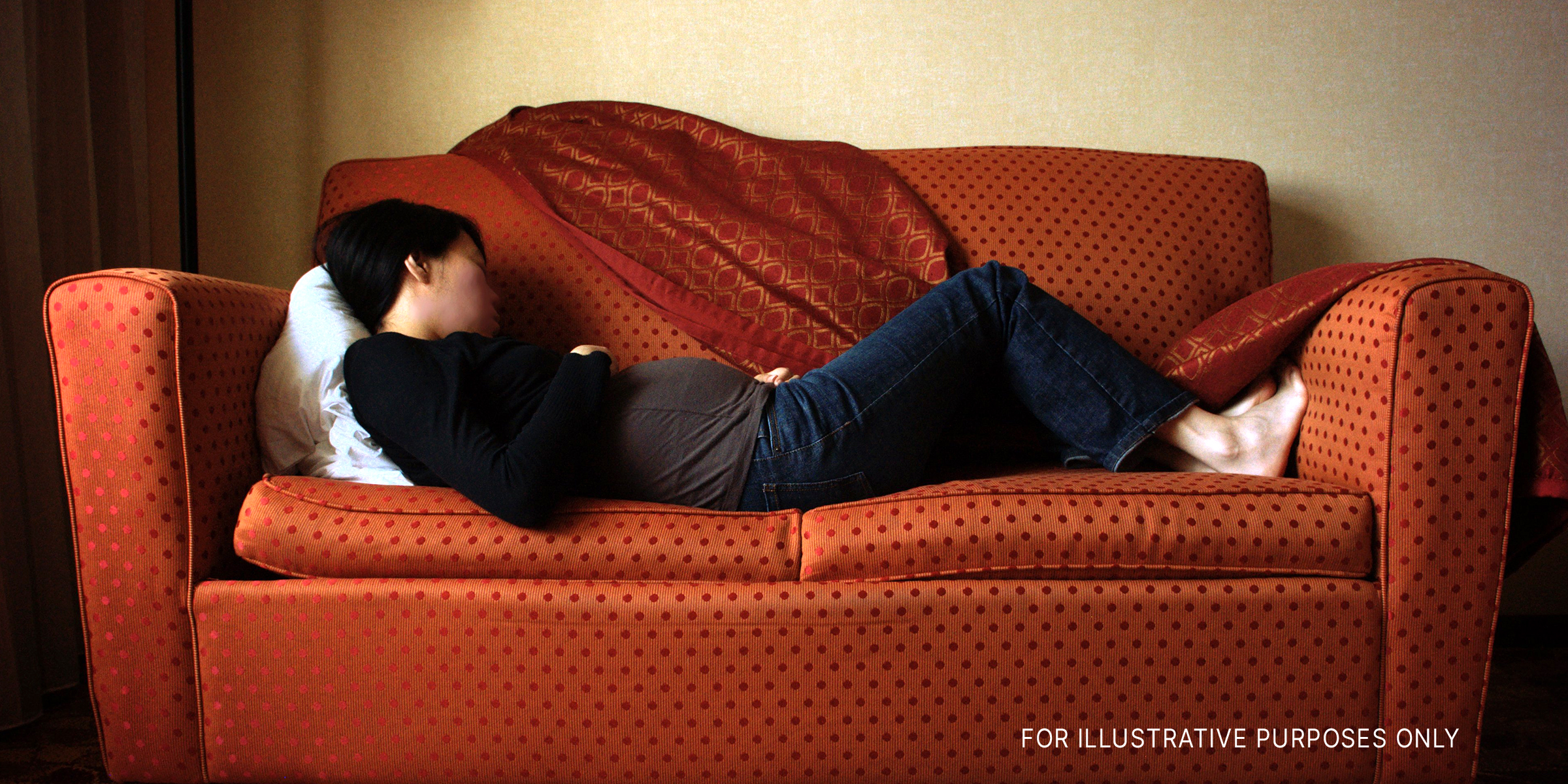 A pregnant woman asleep on the couch | Source: Flickr.com/photos/koadmunkee/