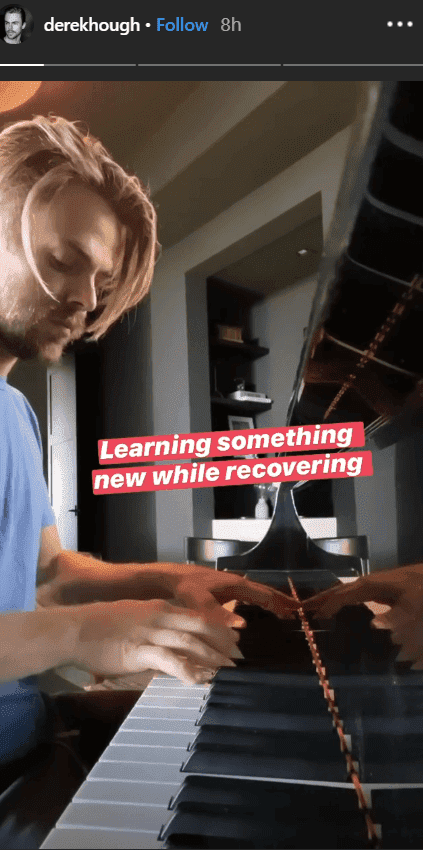 While recovering at home after appendicitis surgery, Derek Hough sitting in front of a piano and he learns to play the piano | Source: instagram.com/derekhough