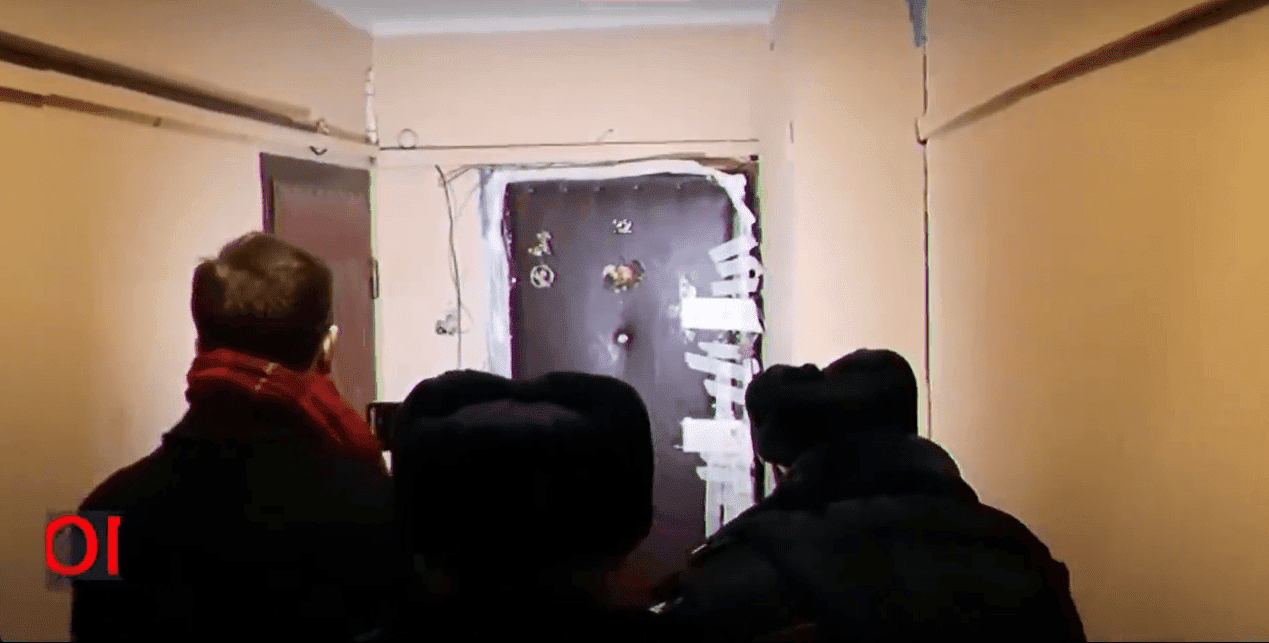 Agentes frente al departamento. Fuente: YouTube/Life Agentes frente al departamento. Fuente: YouTube/Life