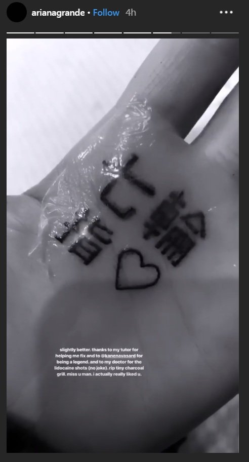 Ariana Grande muestra su tatuaje "corregido" en una historia de Instagram. Fuente: Instagram/arianagrande Ariana Grande muestra su tatuaje "corregido" en una historia de Instagram. Fuente: Instagram/arianagrande