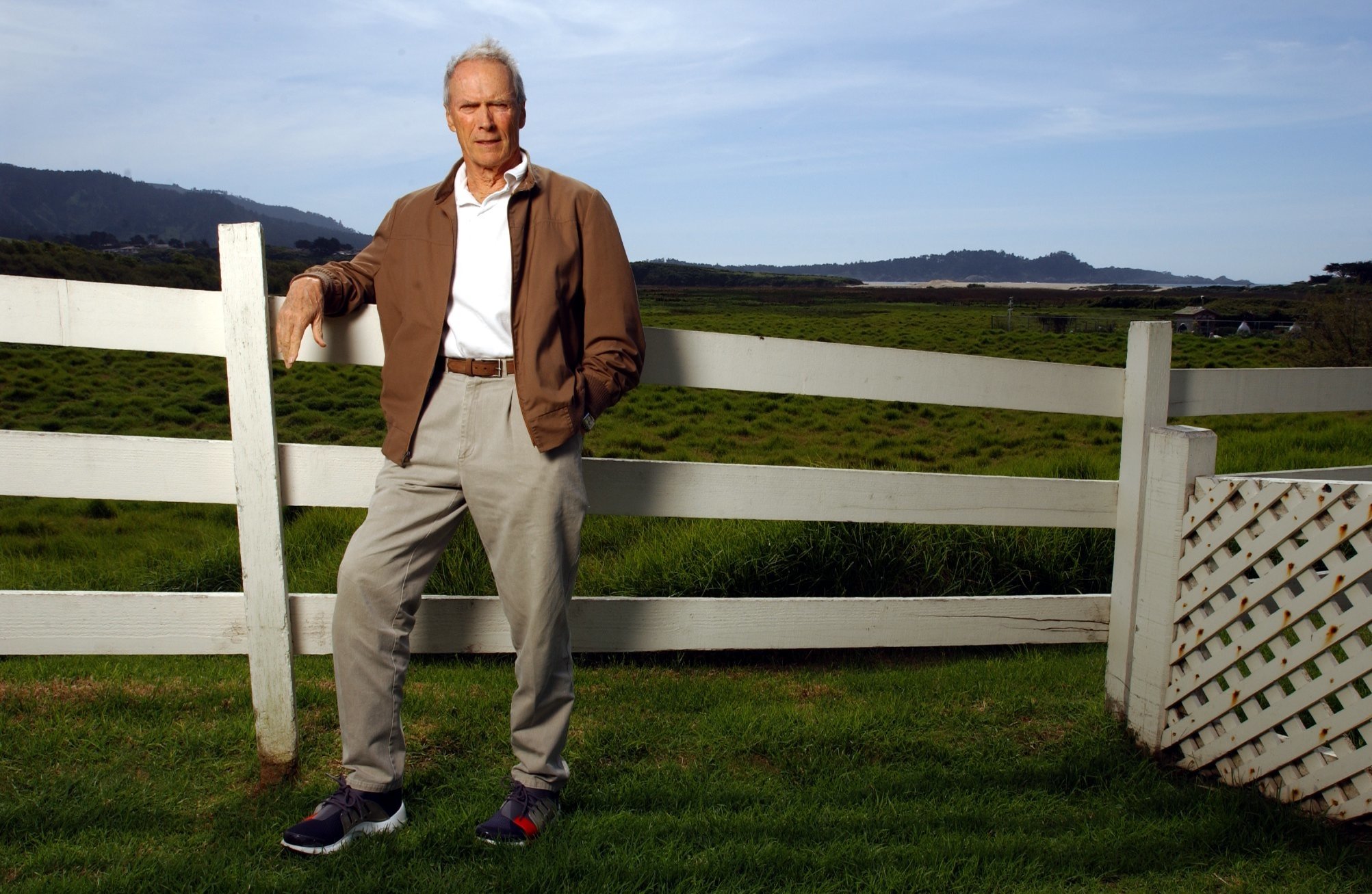Clint Eastwood fotografiado en su Mission Ranch Inn Carmel, el 1 de marzo de 2005 en San José, California. | Foto: Getty Images