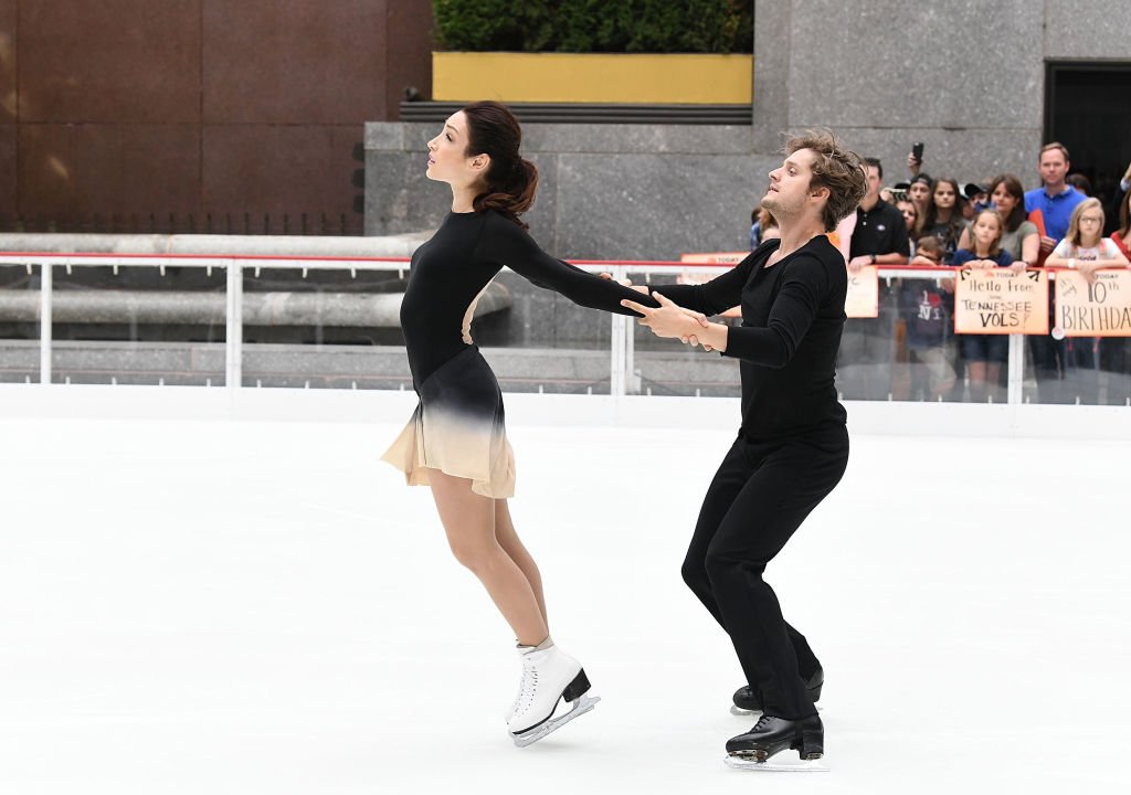 Olympic Gold medalists Meryl Davis and Charlie White host the first skate of the season at The Rink at Rockefeller Center on October 11, 2017 | Photo: Getty Images