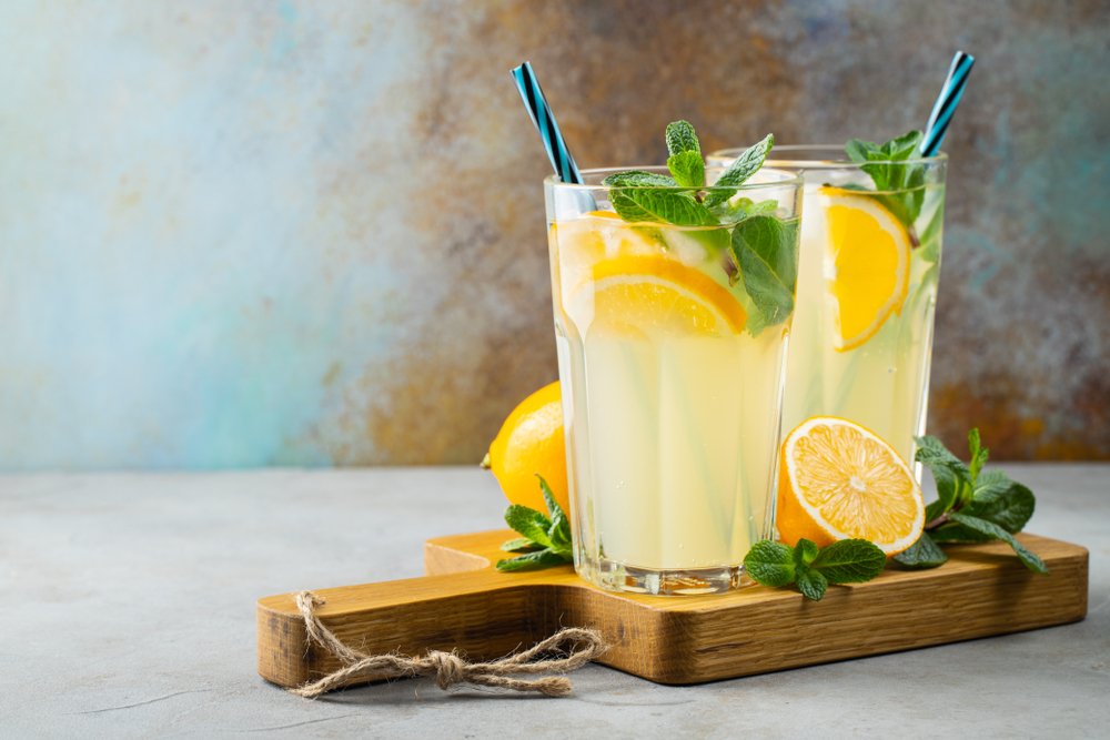Two cups of lemonade with lemon and mint. | Photo: Shutterstock