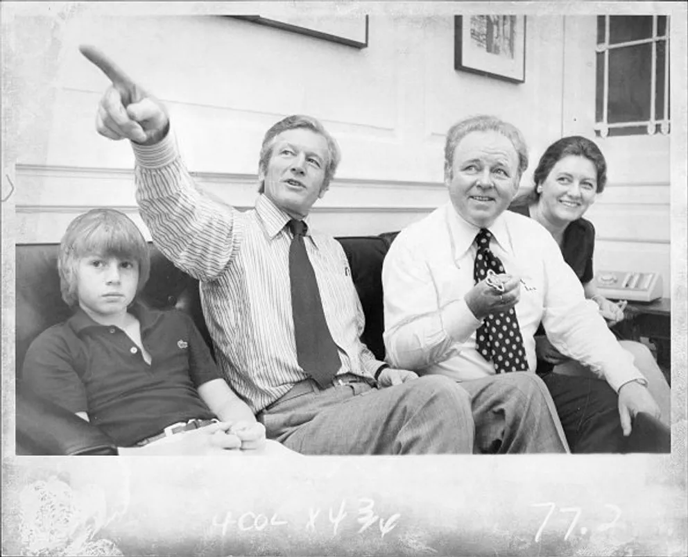 Carroll O'Connor, Nancy, and Hugh visited New York City Mayor John Lindsay at City Hall in 1973. | Photo: Getty Images