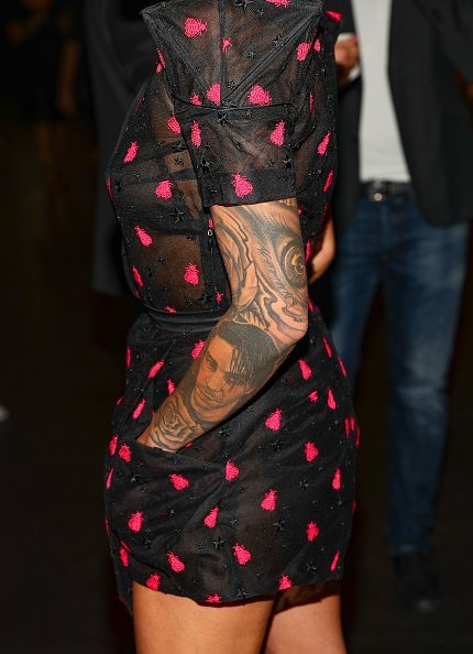 Tattoos von Sophia Thomalla am linken Arm, Berlin, 2018 | Quelle: Getty Images